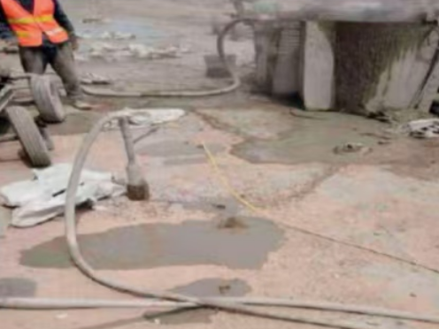 岳塘水泥混凝土路面板底注浆技术 路面脱空注浆整治方案